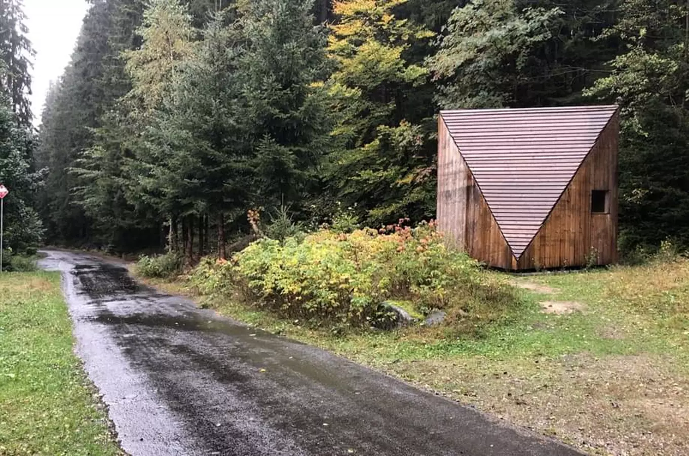 Dřevěný útulek u lesní cesty v Krkonoších