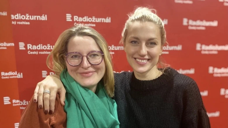 Dvě ženy se usmívají před logem Českého rozhlasu.