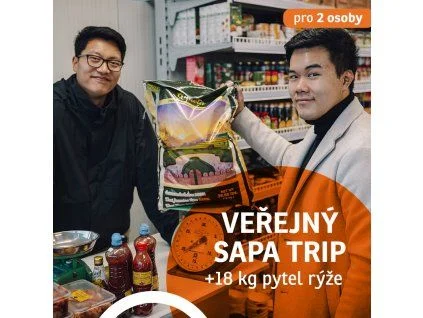 Dva muži drží pytel rýže značky Sapa v obchodě.