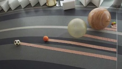 Model sluneční soustavy s planétami na dráze ukazuje jejich velikost.