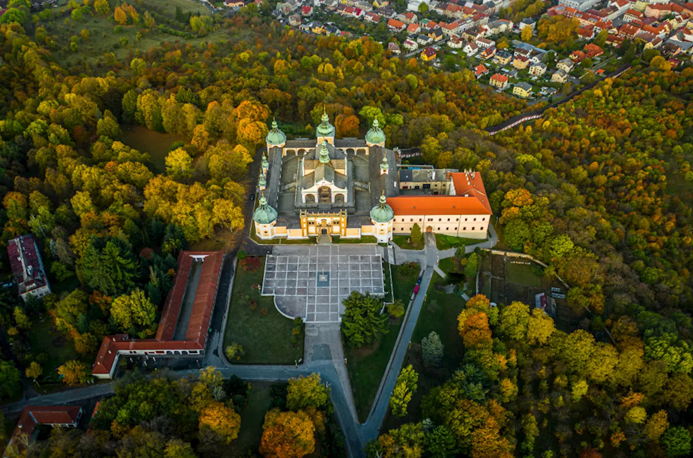 Pohled na klášter v Příbrami uprostřed podzimu.
