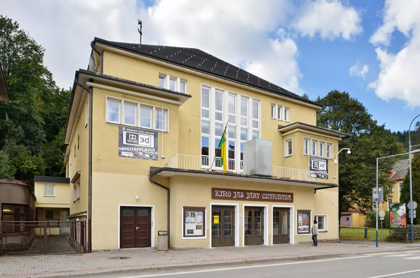 Žlutá budova kina Járy Cimrmana s vývěsky o digitálním filmu.