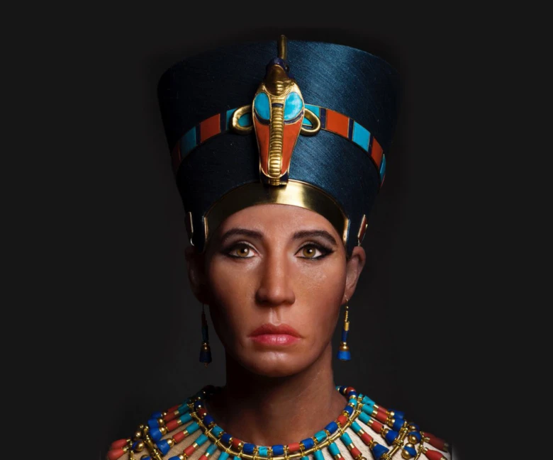 Realistická busta egyptské královny Nefertiti s modrou korunou.
