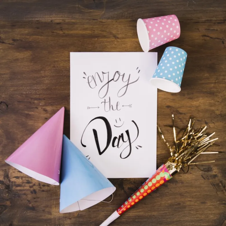 Slavnostní přání s nápisem enjoy the day mezi dárky.