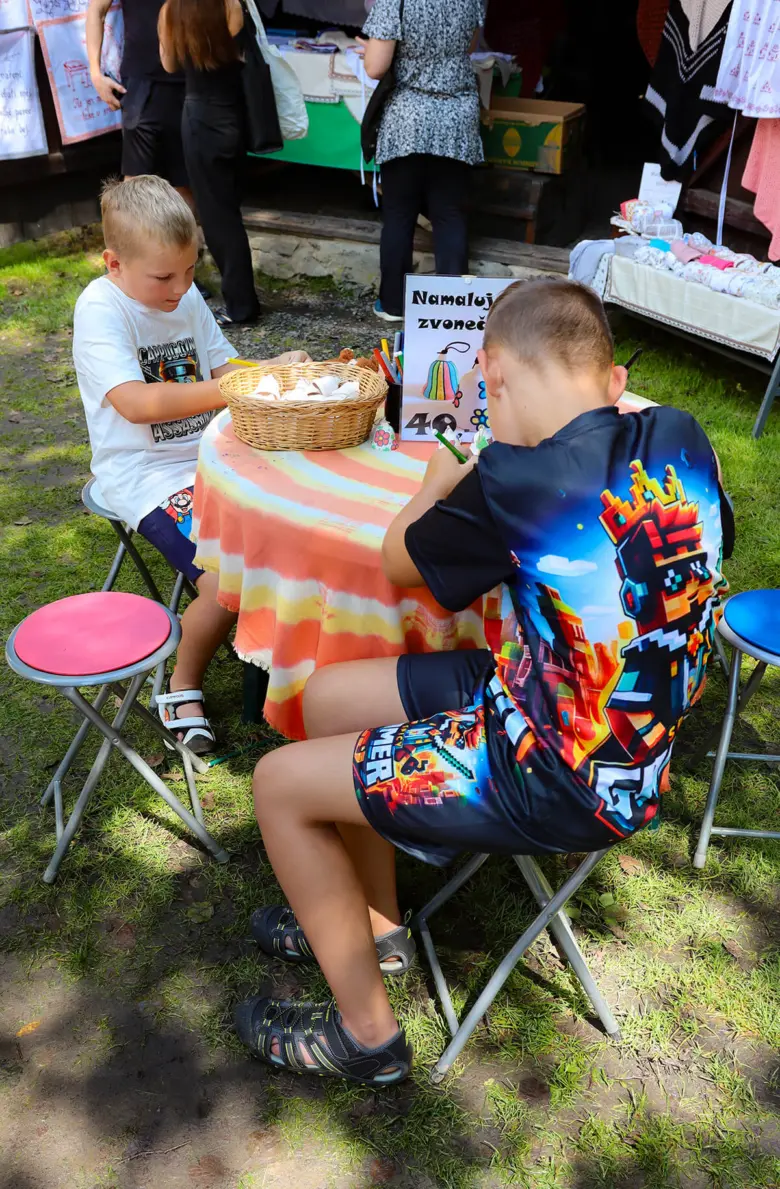 Děti malují zvonečky na venkovní akci Veselý kopec.