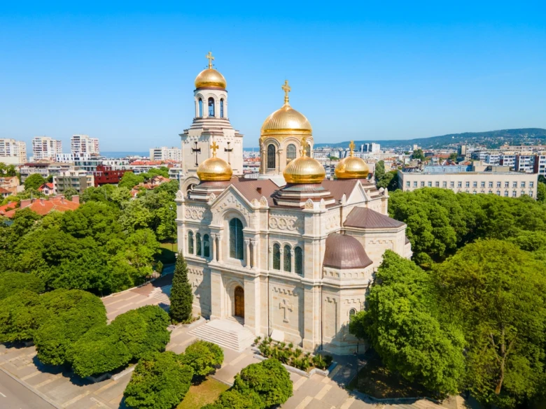 Pohled na historickou pravoslavnou katedrálu s zlatými kupolemi.