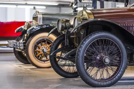 Retro automobily vystavené v muzeu v Mladé Boleslavi.