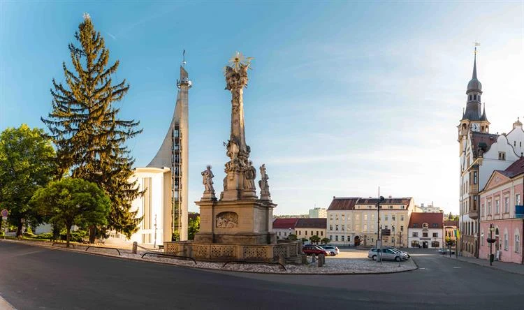 Hlavní náměstí v Hustopečích s historickou sloupem a kostelem.