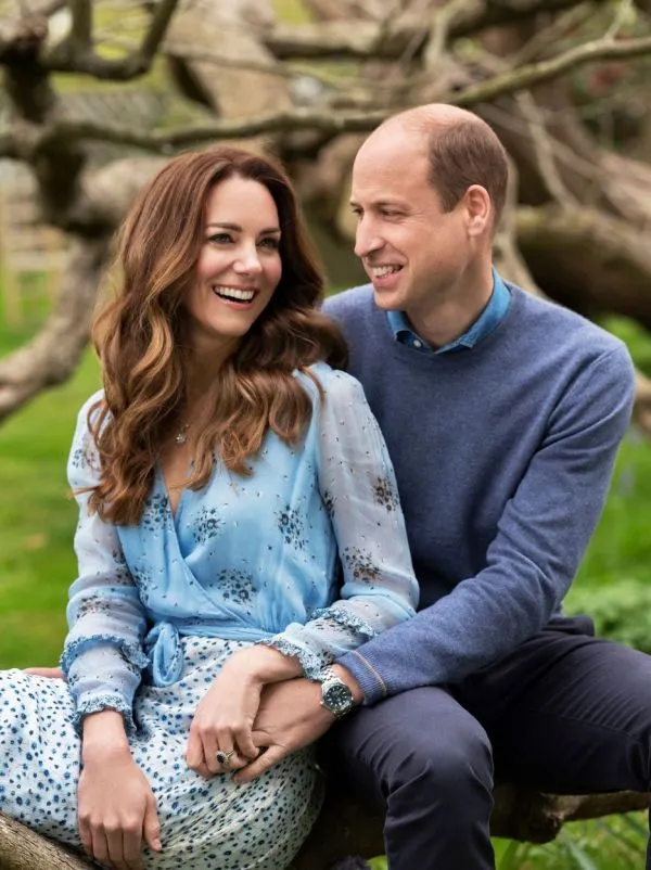 Princ William s Kate Middleton se usmívají v zahradě.