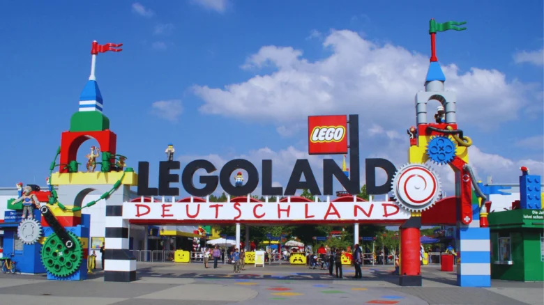Vstupní brána zábavního parku LEGOLAND DEUTSCHLAND.