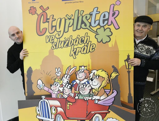 Dva muži drží velký plakát s komiksem Čtyřlístek.