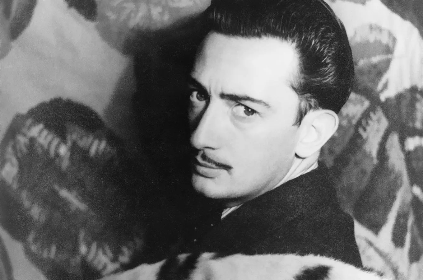 Černobílý portrét Salvadora Dalího, slavného surrealisty.