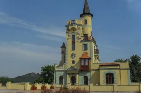 Barokní zámek v Teplicích na pozadí modré oblohy.
