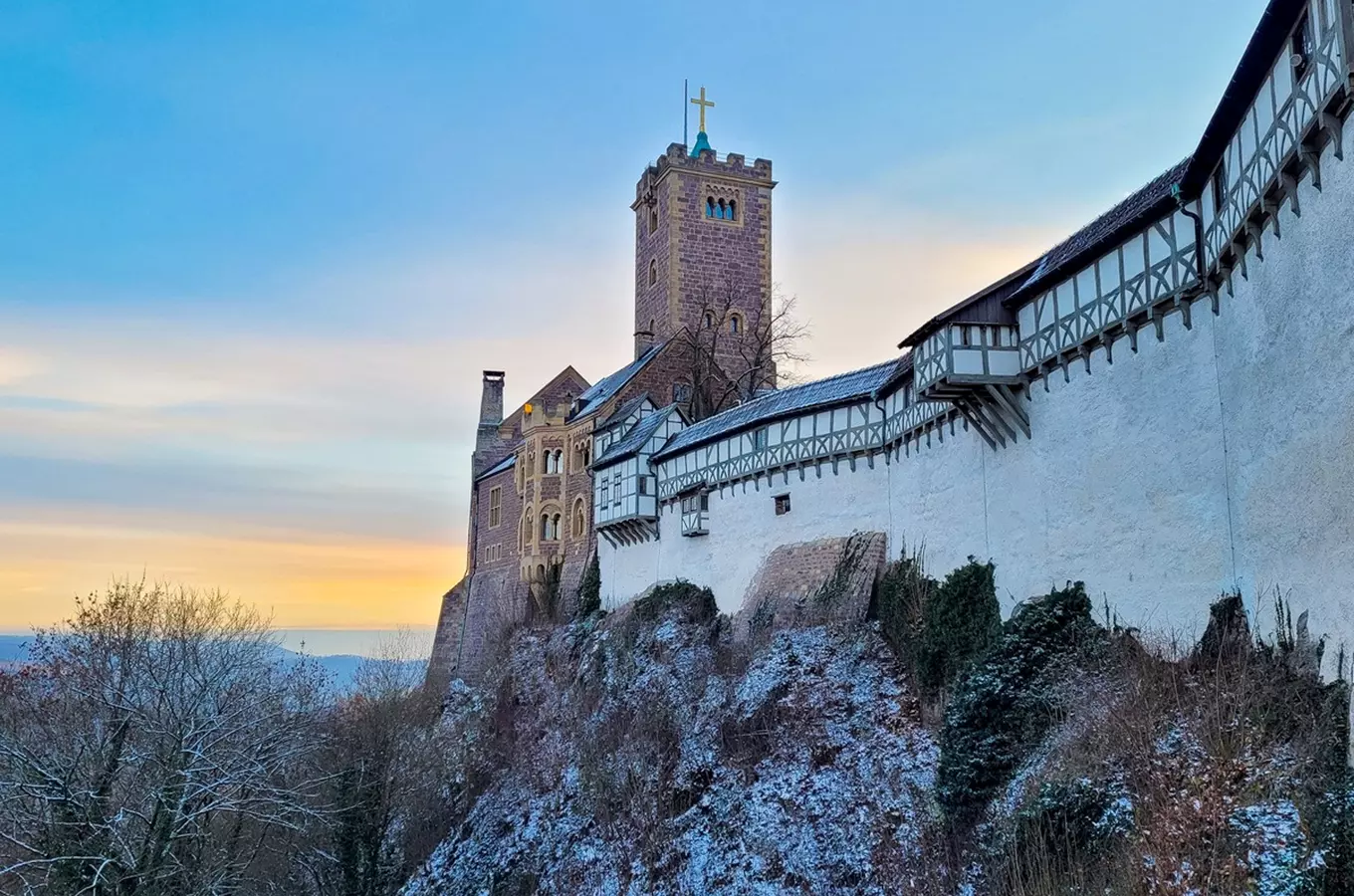 Zámek na kopci v Německu s polodřevěnou architekturou.