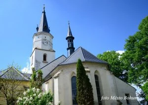 Kostel v centru města Bohumín s věží pod modrou oblohou.