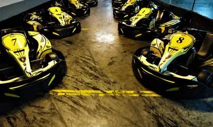 Řada motokár v Ostravě připravených k jízdě.
