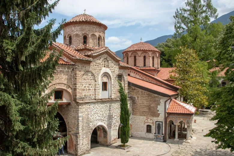 Historická bulharská pravoslavná klášterní komplex s kostelem.