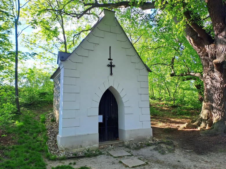Malá bílá kaple v lesu u Znojma