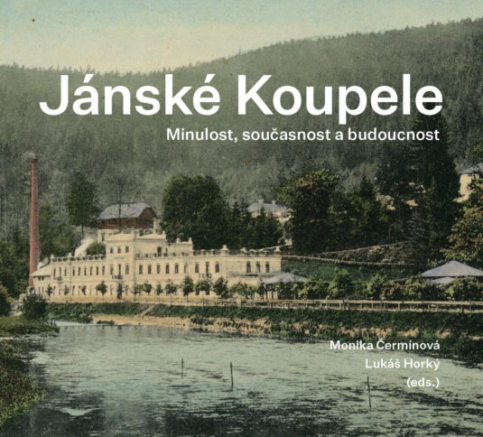 Historické foto lázeňského domu v Jánských koupelích u řeky.