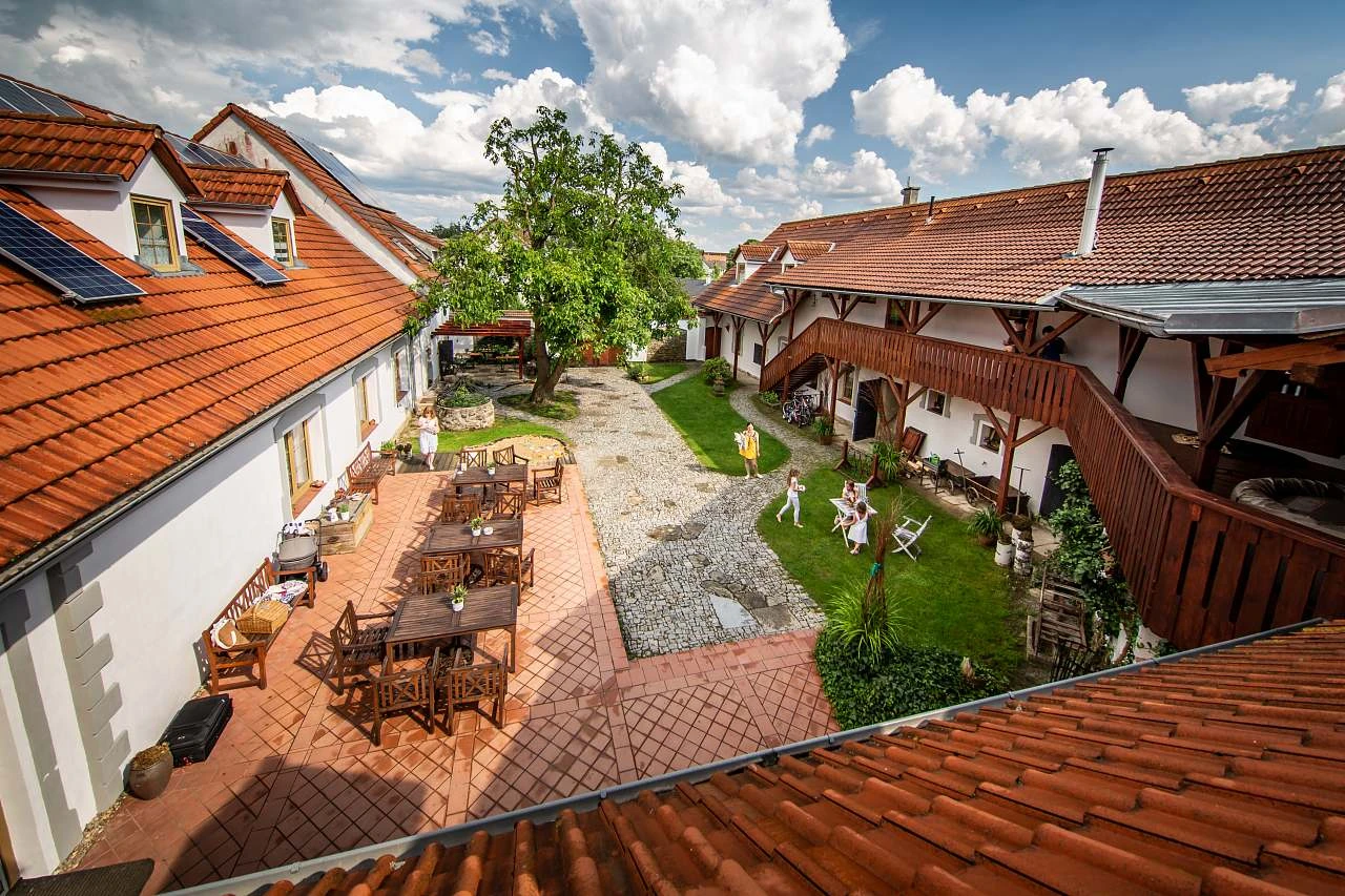 Tradiční dvůr ubytovny s hosty v Jižních Čechách