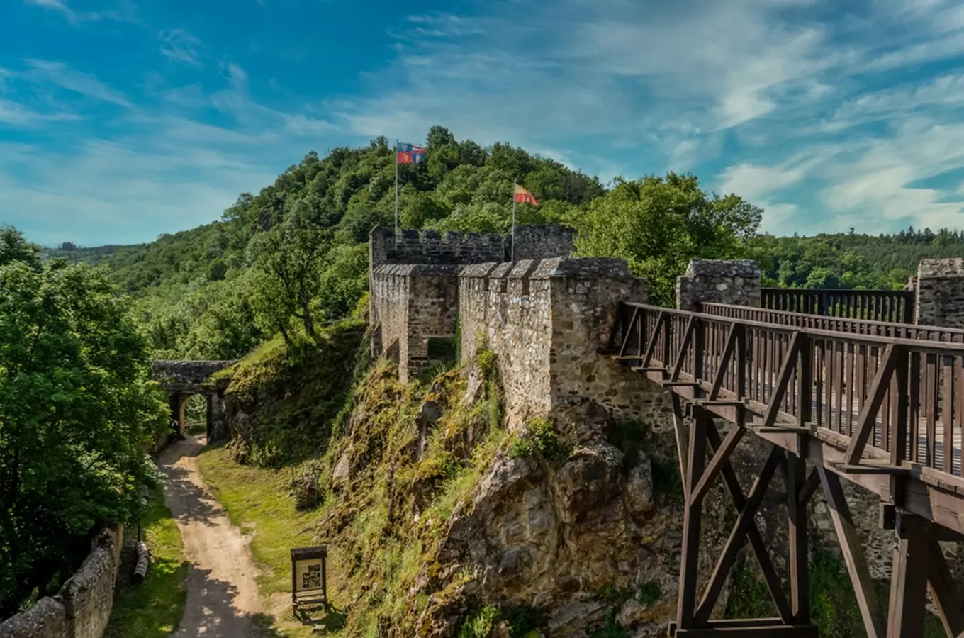 Znojemské hradby na kopci s dřevěnými chodníky.
