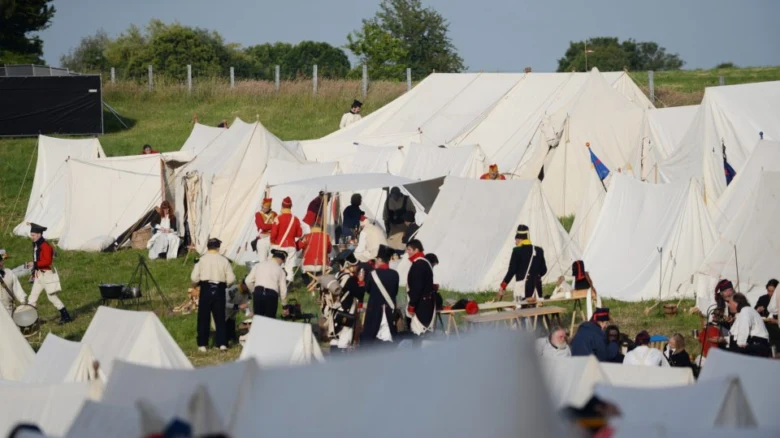 Historická rekonstrukce bitvy u Waterloo s vojáky v uniformách.