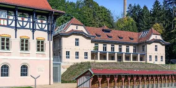 Historické lázeňské budovy v Luhacovicích s červenými střechami.