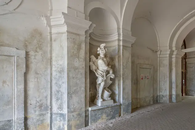 Bílá socha v arkýři uvnitř Pražské invalidovny.
