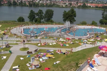 Venkovní bazén v Jindřichově Hradci s koupacími atrakcemi.