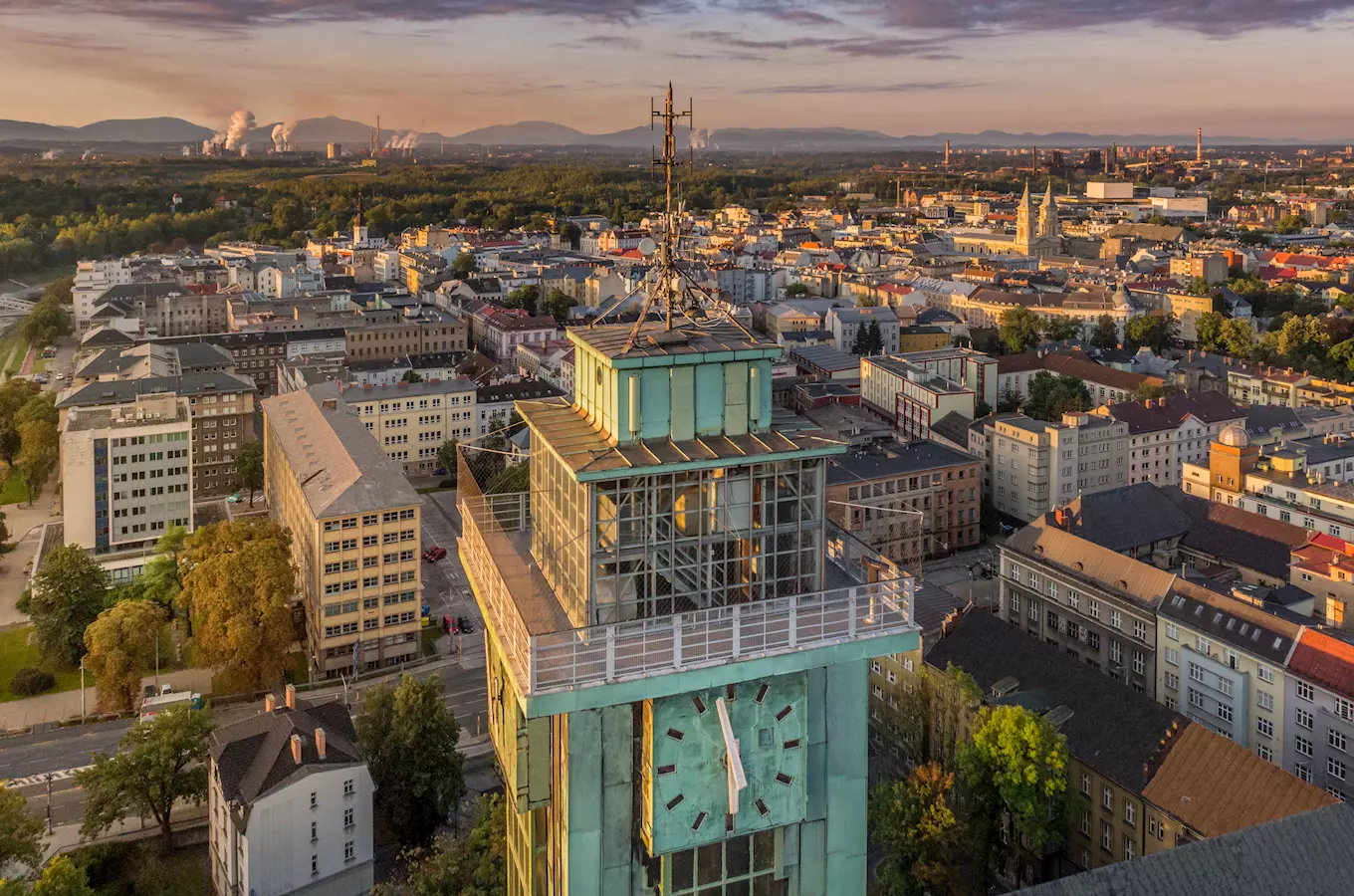 Vzdušný pohled na ostravské město s hodinovou věží v popředí.