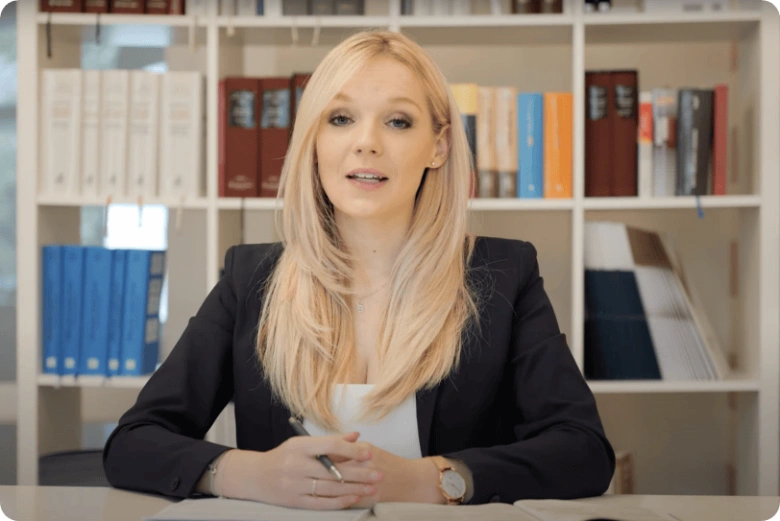 Žena v kanceláři před knihovnou vysvětluje možnosti půjček po insolvenci.