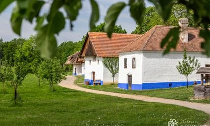 Tradiční dřevěné domy v areálu skanzenu ve Strážnici.