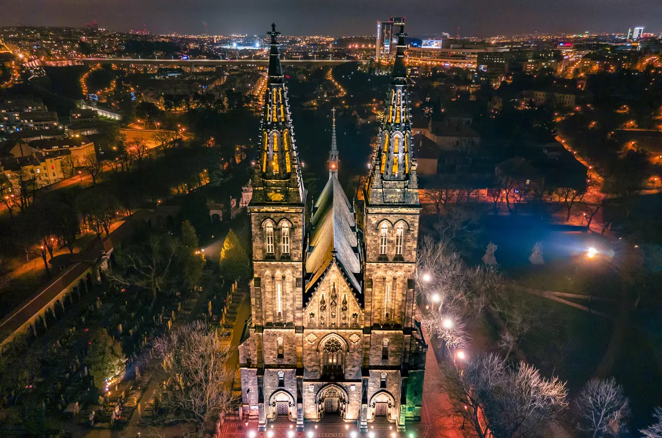 Noční pohled na baziliku svatého Petra a Pavla v Praze.