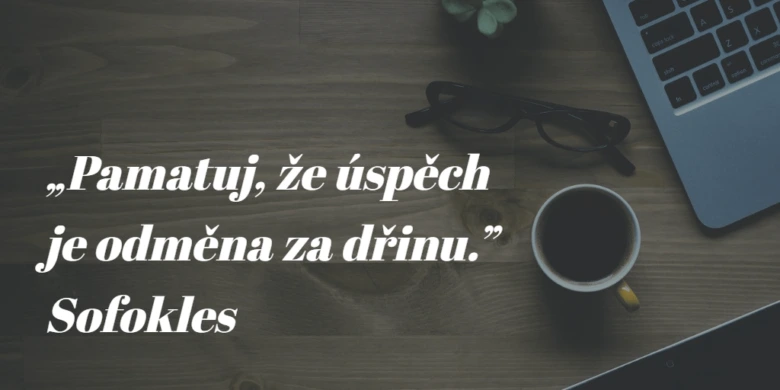 Motivační citát Sofoklesa na dřevěném stole s kávou.