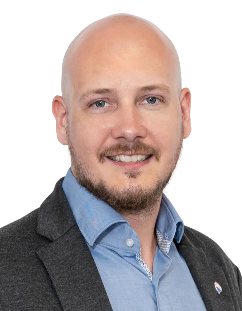 Profesionální portrét muže v obleku pro článek o dražbách.
