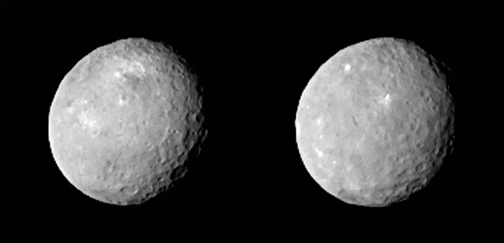 Dva asteroidech nebo malé měsíce na černém pozadí vesmíru.