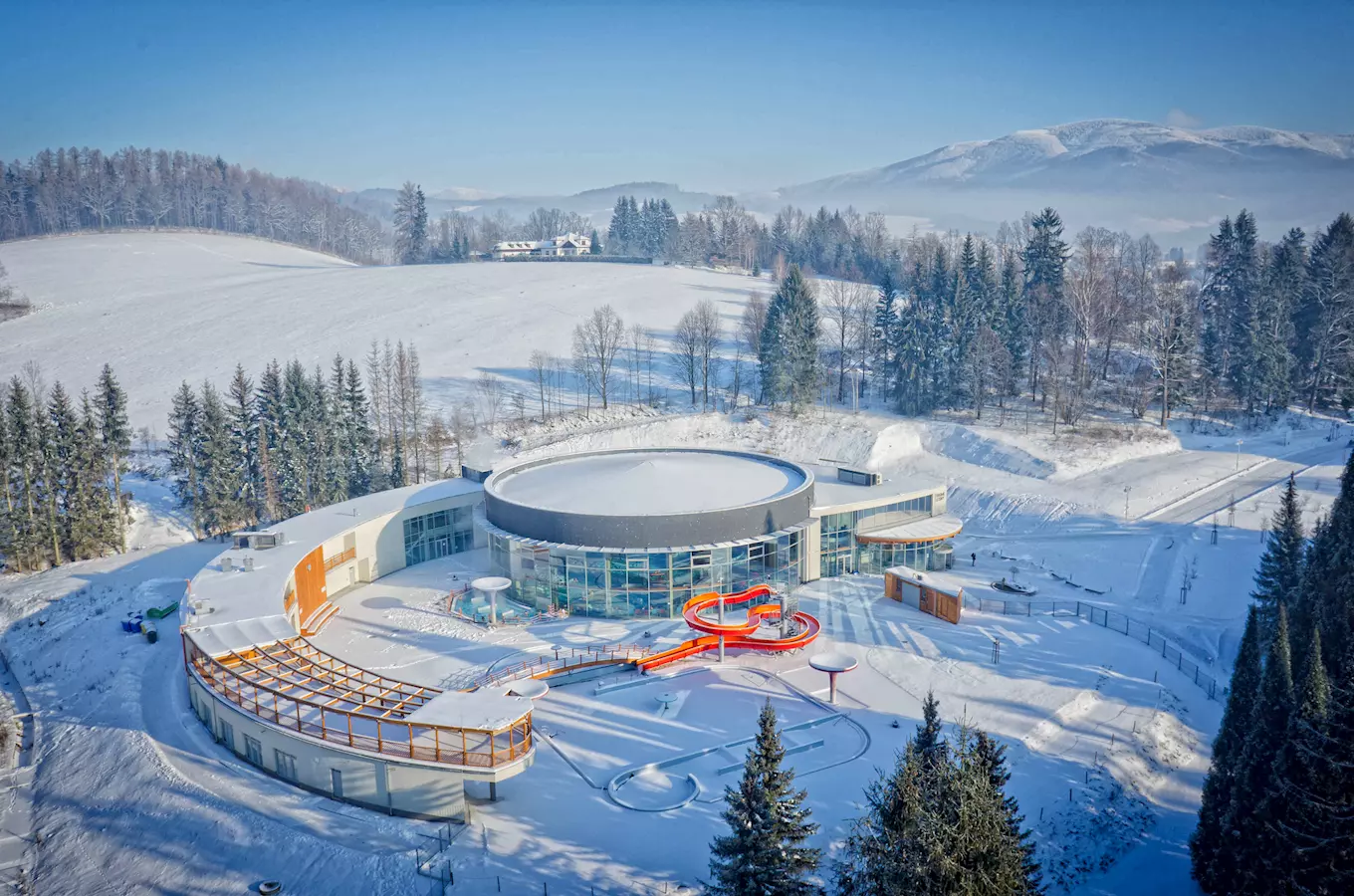 Zimní resort v Velkých Losinách s bazénem a tobogány.