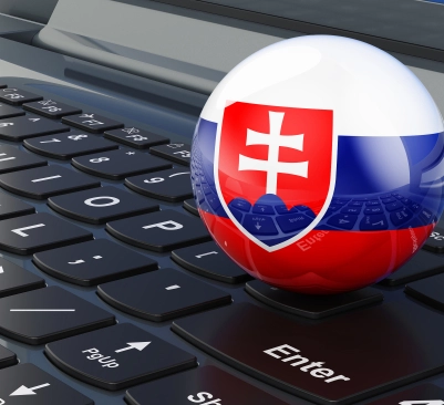 Globo s vlajkou Slovenska na klávesnici notebooku.