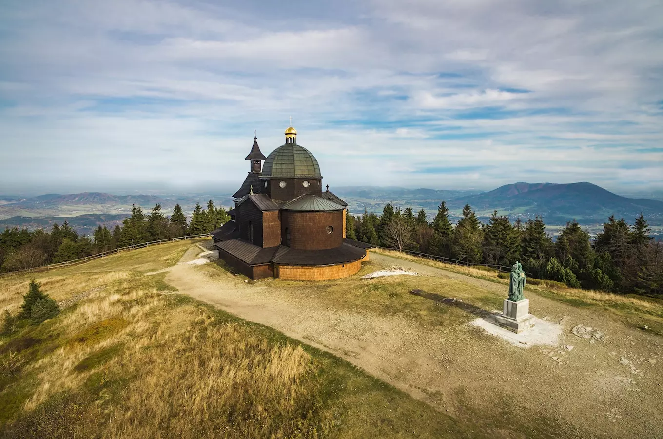 Kostel na vrchu Radhošť s výhledem do krajiny