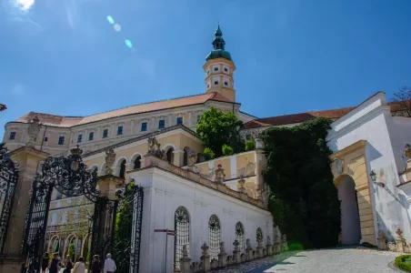 Historické zámek v Mikulově s věží a bránou.