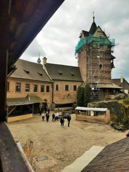Dvůr hradu v Loke s věží ve stavbě.
