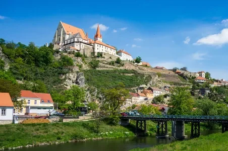 Zámek na kopci nad řekou v Znojmě nebo okolí.