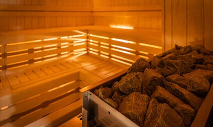 Sauna s kameny v interiéru pro relaxaci a zdraví.