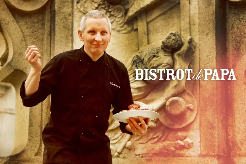 Šéfkuchař Rémi Decroix s talířem jídla v restauraci Bistrot de Papa.