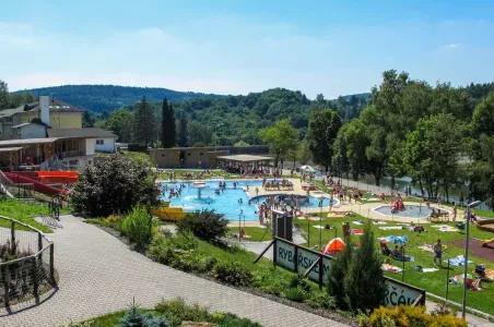 Venkovní bazénová komplex v Lhachovicích s tobogány a soláry.