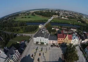 Vzdušný pohled na náměstí v Bohuminu s řekou a historickými budovami.