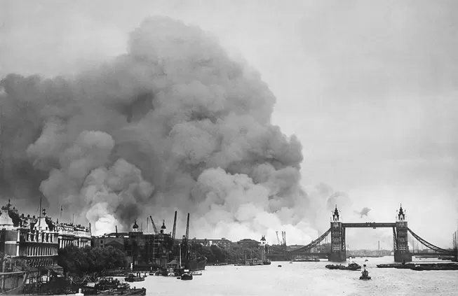 Dým z Londýna během bombardování v bitvě o Británii.