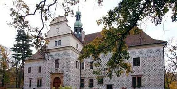 Historické zámek v Rychnově nad Kněžnou s dekorativní fasádou.