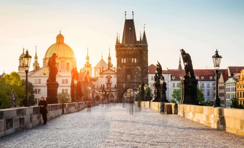 Karlův most v Praze s sochami a historickými budovami