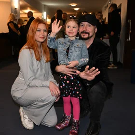 Rodina Bohuše Matúša se usmívá na fotografii.
